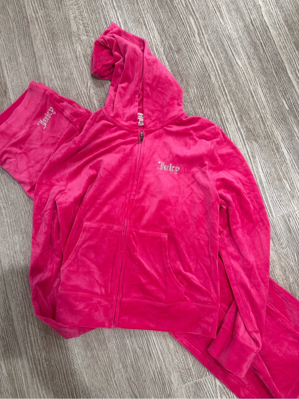 Mean Girls Mom Costume, Juicy Couture Women’s Hot Pink Velour Zip Hoodie Pants